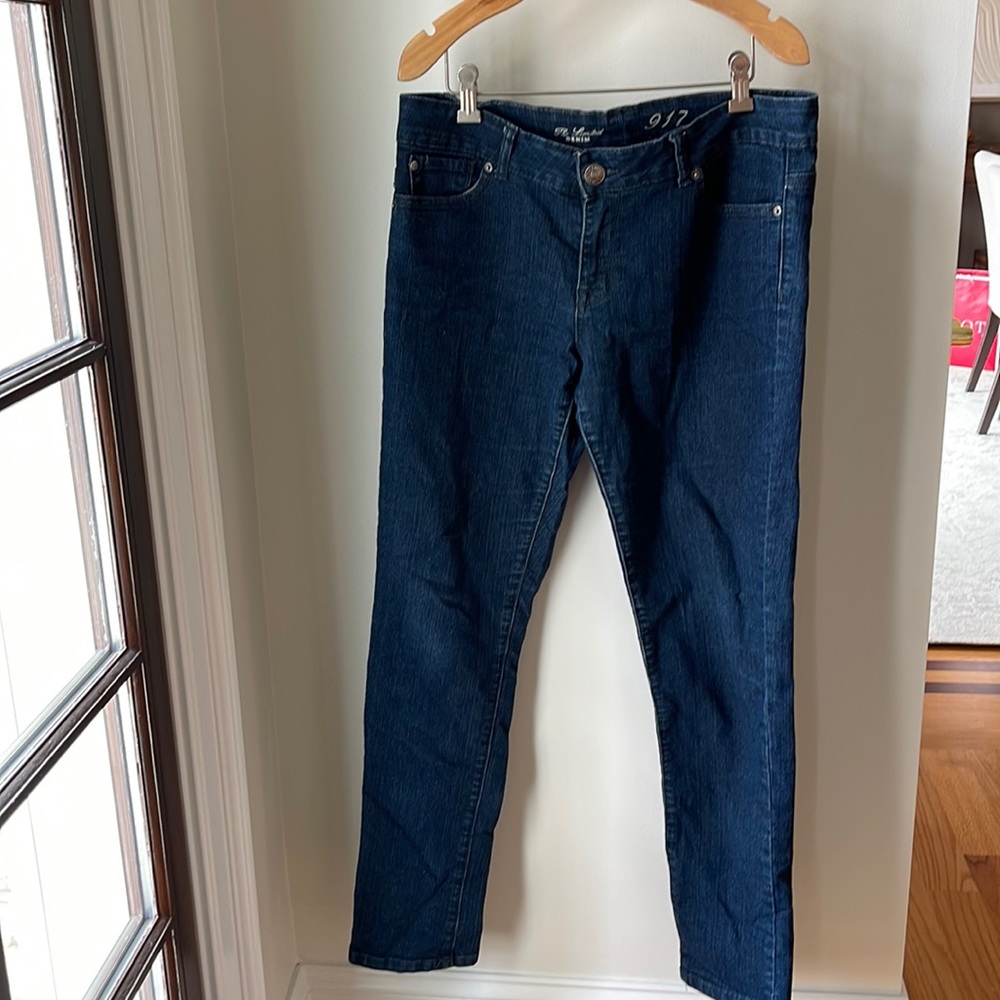 Dark blue jeans, slim fit